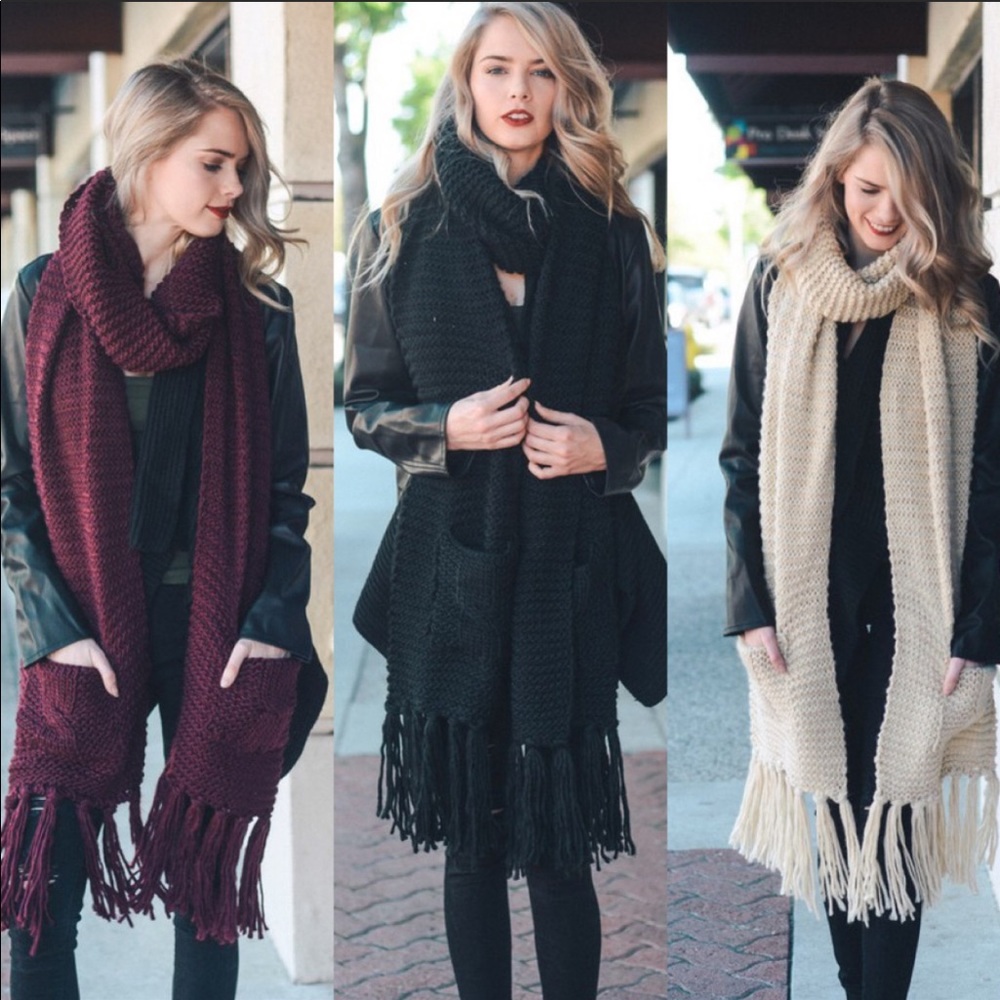 TASSEL SCARF WITH POCKETS - Picture 2 of 8